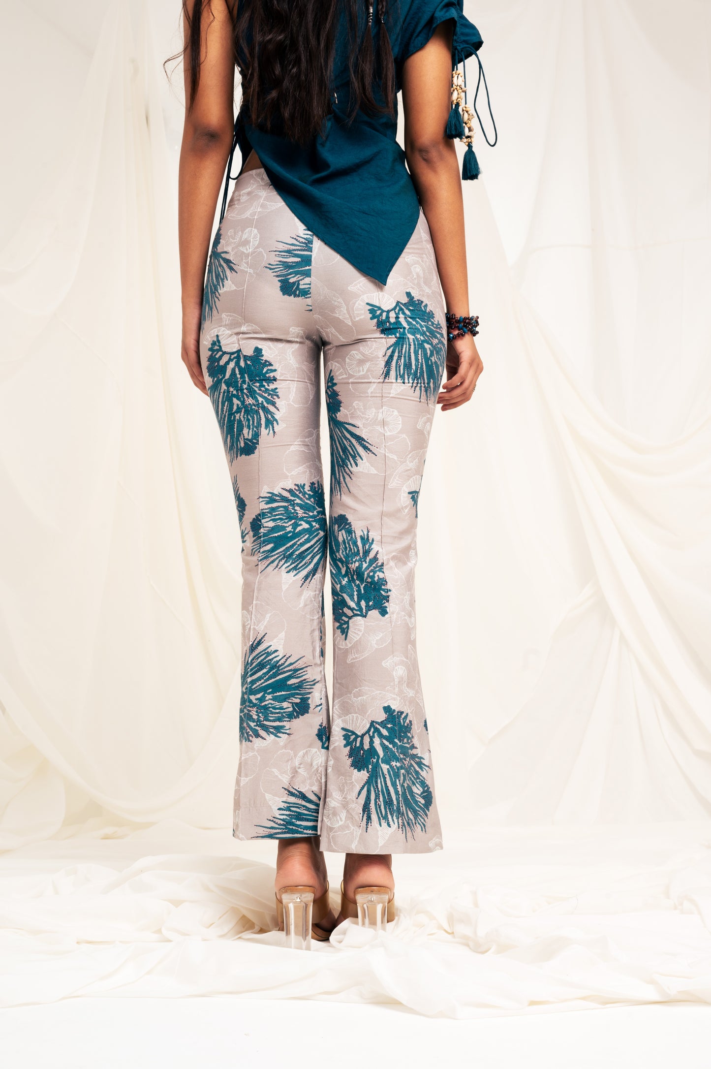 Printed high waist slim-fit trousers with slit at the hem