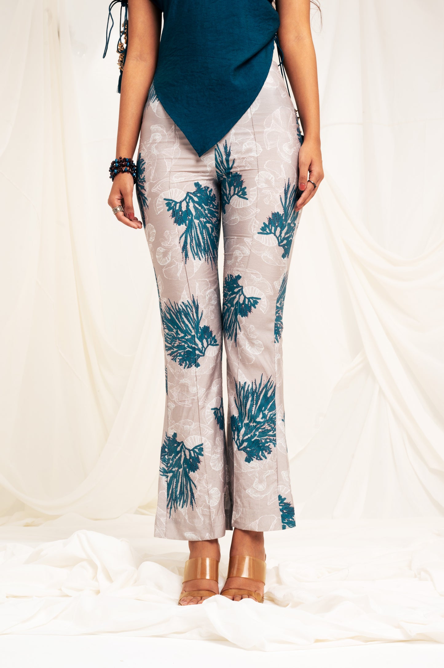 Printed high waist slim-fit trousers with slit at the hem