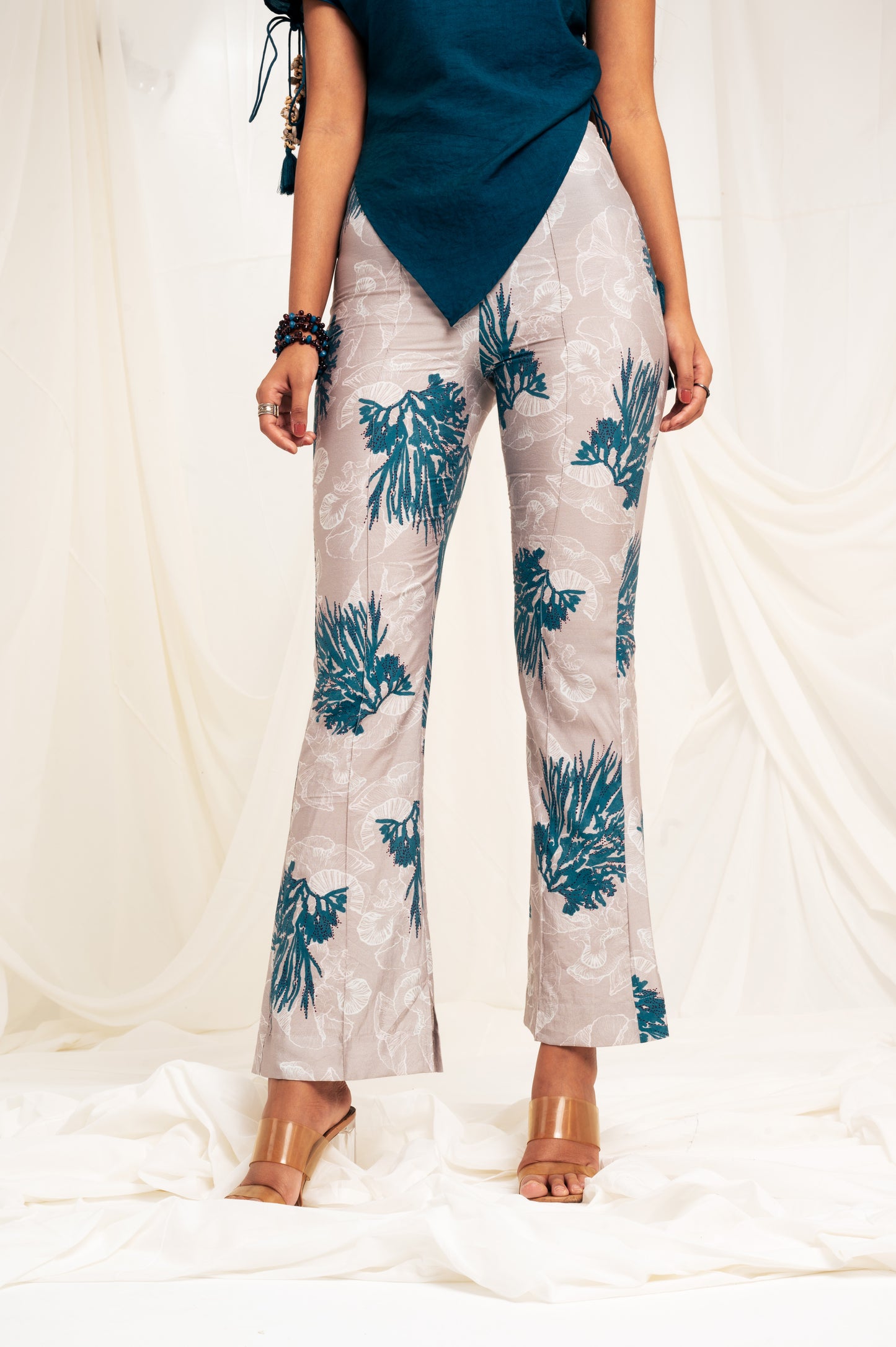 Printed high waist slim-fit trousers with slit at the hem