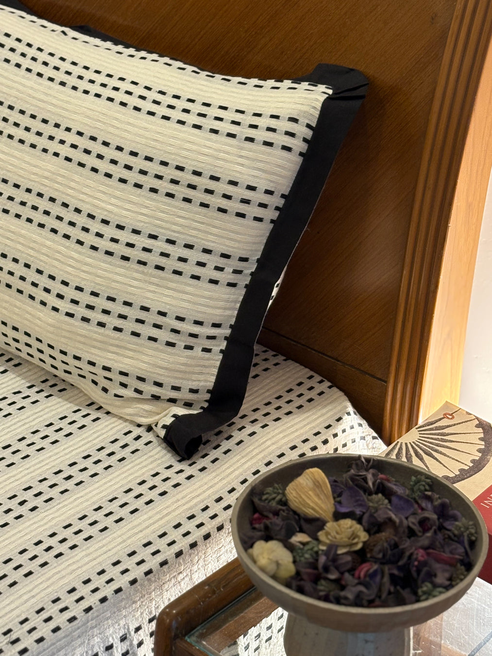 Dhvani Bed Set - Black & Cream